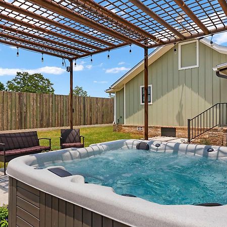 Blumenhaus Sleeps 6 Full Kitchen Plus Hot Tub Фредеріксбург Екстер'єр фото