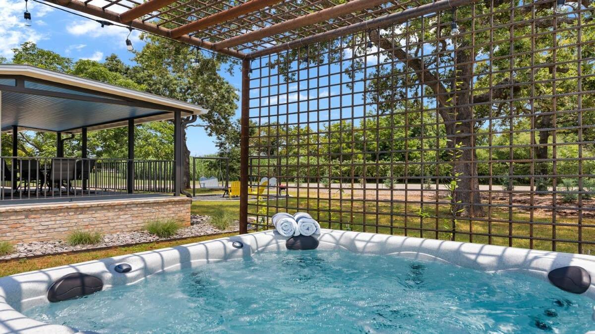 Blumenhaus Sleeps 6 Full Kitchen Plus Hot Tub Фредеріксбург Екстер'єр фото