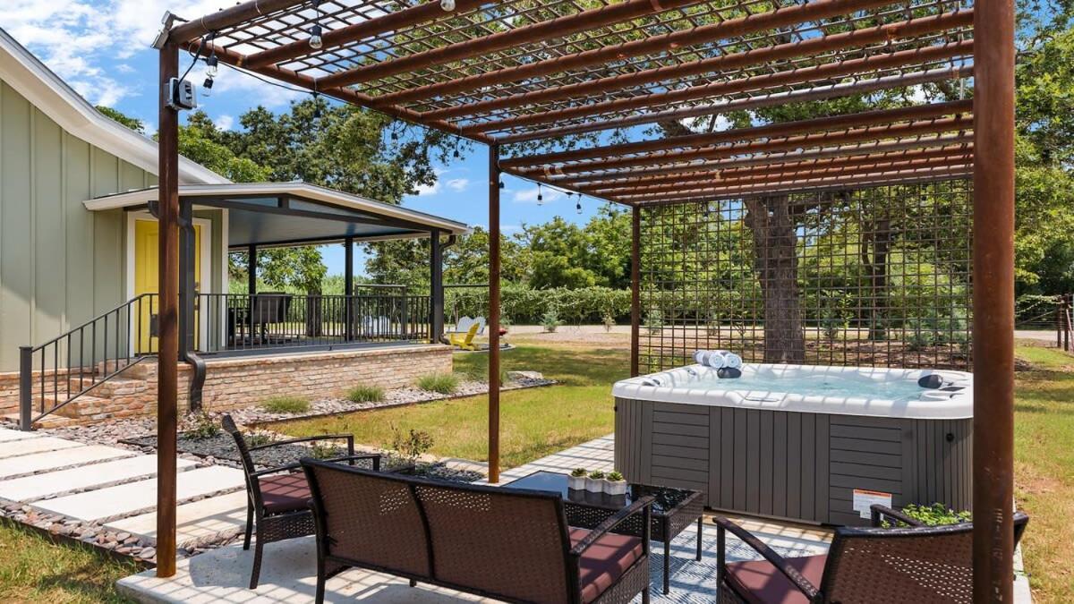 Blumenhaus Sleeps 6 Full Kitchen Plus Hot Tub Фредеріксбург Екстер'єр фото