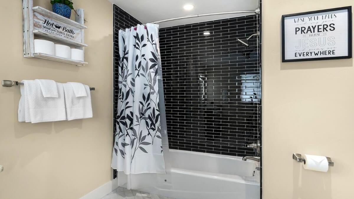 Blumenhaus Sleeps 6 Full Kitchen Plus Hot Tub Фредеріксбург Екстер'єр фото