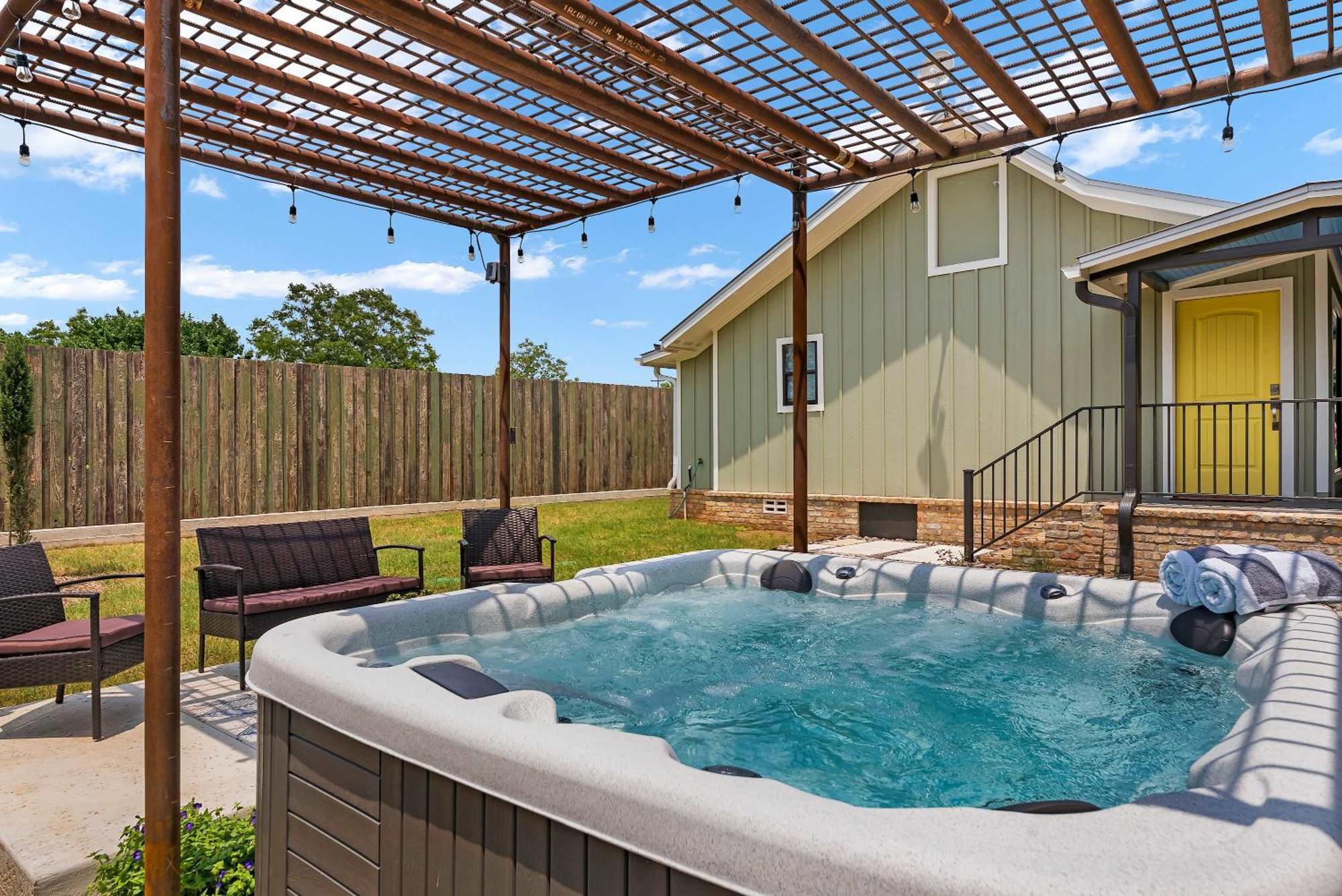 Blumenhaus Sleeps 6 Full Kitchen Plus Hot Tub Фредеріксбург Екстер'єр фото